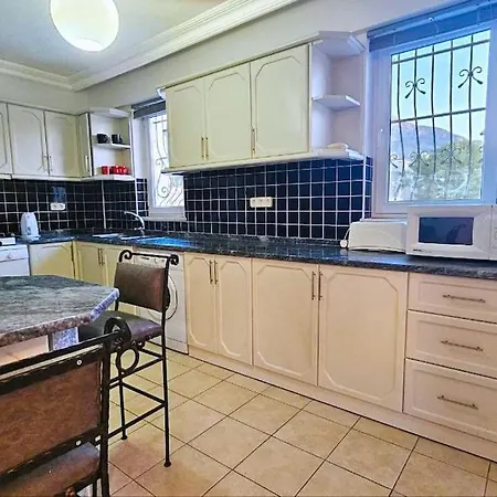 Private Pool With Large Garden& Chd Pool